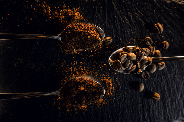 A kávéfogyasztás ma már leggyakrabban aromazáras csomagolású őrölt kávéból történik.