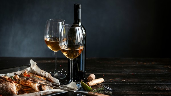 A halételekhez kínált bor általában a száraz fehérek közül kerül ki.