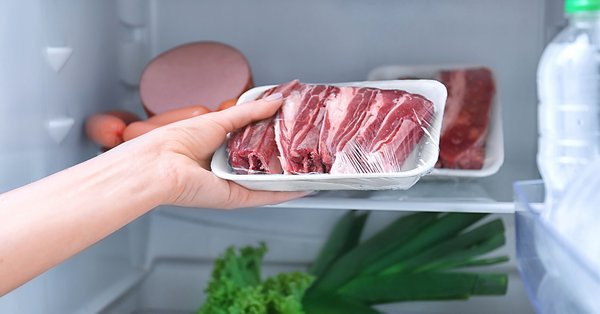Bizonyos ételeket feltétlenül szükséges hűtőben tárolni, másoknak elég a kamra, vagy a pult. A hústermékeket soha ne felejtsük ki, egyből tegyük hűtőbe.